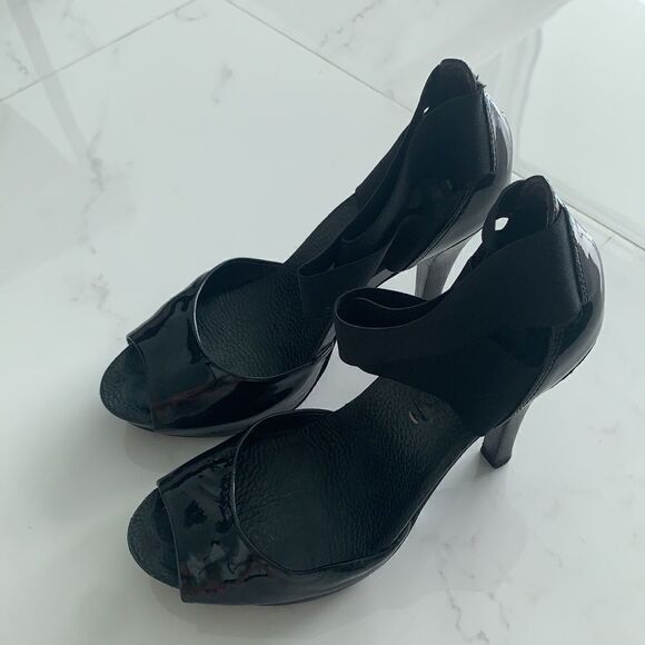 BCBG *COMFORTABLE* Monroe PATENT PLATFORM SANDALS - Picture 5 of 11